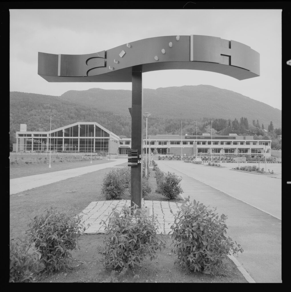 15a URN_NBN_no-nb_digifoto_20161215_00036_NB_MIT_FNR_28401_K Førdehuset 1976. Skulpturen har teksten: «Med begge beina på jorda står du still». Foto: Mittet foto.